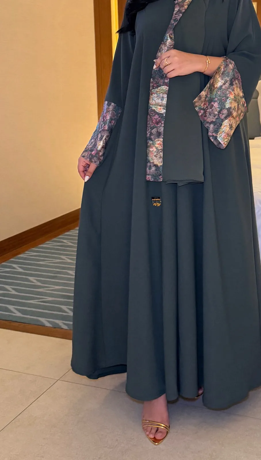 Green Almas abaya with printed sleeves